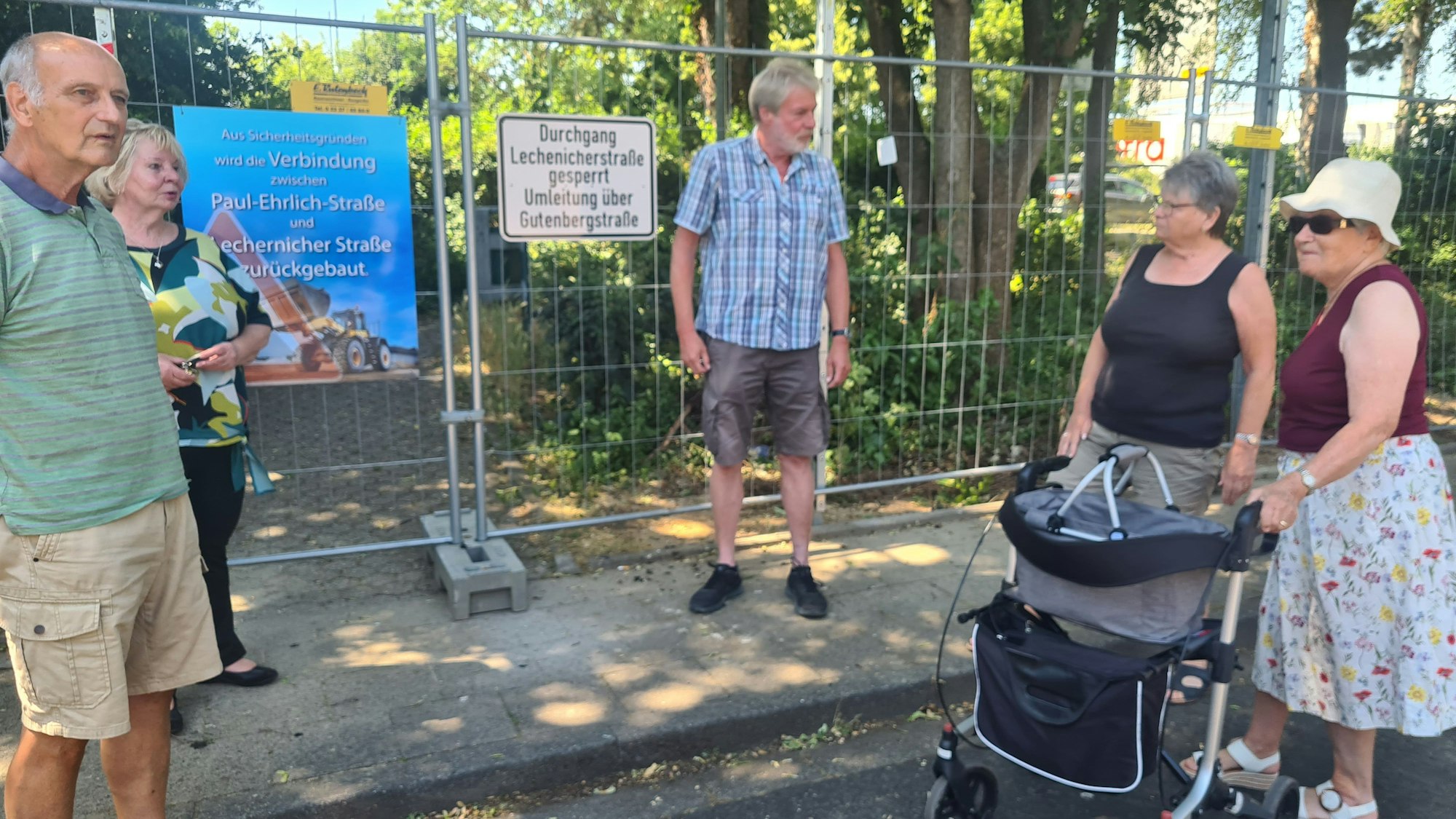 Mehrere Senioren stehen vor der Sperrung.