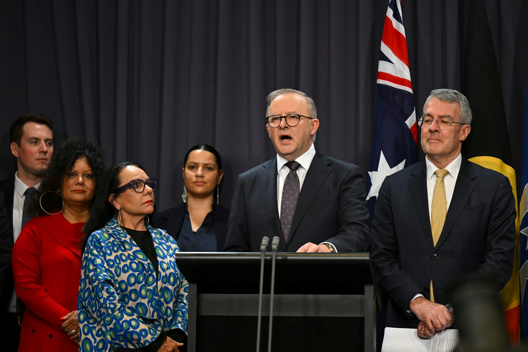 19. Juni 2023, Australien, Canberra: Anthony Albanese, Premierminister von Australien, gibt eine Pressekonferenz, nachdem der Senat ein Referendum über eine Verfassungsänderung, die der indigenen Bevölkerung eine Stimme im Parlament geben soll, verabschiedet hat. In Australien wird noch vor Jahresende ein Referendum über eine Verfassungsänderung abgehalten, die der indigenen Bevölkerung eine Stimme im Parlament geben soll. Nach dem Abgeordnetenhaus, das die Volksbefragung schon Ende Mai abgesegnet hatte, stimmte am Montag auch der Senat in Canberra mit großer Mehrheit dafür. Unter dem Motto «Voice to Parliament» geht es darum, ob künftig ein Gremium indigener Australier die Regierung beraten soll, wenn es um Fragen zu den Ureinwohnern des Landes geht.