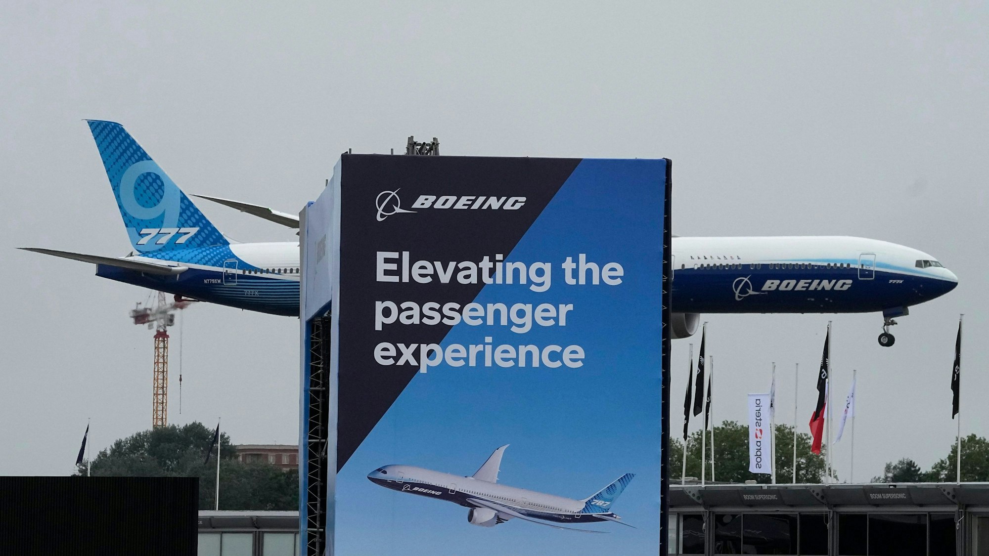 Eine Boeing 777 landet während der Paris Air Show.