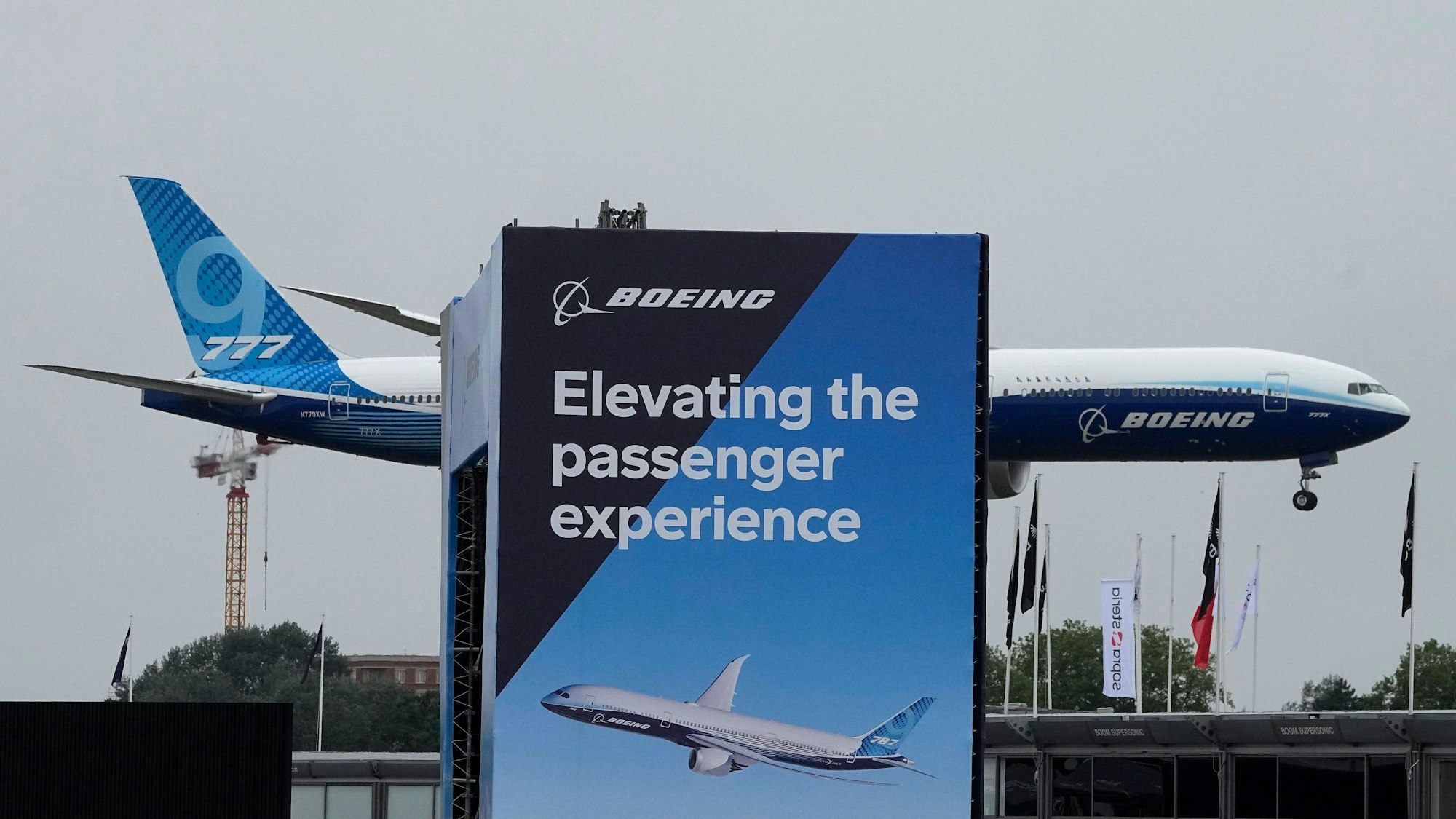 Eine Boeing 777 landet während der Paris Air Show.