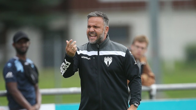 Trainer Evangelios Sbonias Freibg . SGV Freiberg FV Ravensburg . Freiberg, GER,11.09.2021 ,Fussball Oberliga Baden-Württemberg 2021/2022.. *** Coach Evangelios Sbonias Freibg SGV Freiberg Sport FV Ravensburg Freiberg, GER,11 09 2021 ,Football Oberliga Baden Württemberg 2021 2022