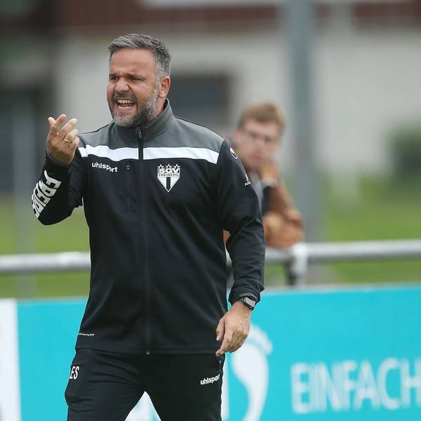 Trainer Evangelios Sbonias Freibg . SGV Freiberg FV Ravensburg . Freiberg, GER,11.09.2021 ,Fussball Oberliga Baden-Württemberg 2021/2022.. *** Coach Evangelios Sbonias Freibg SGV Freiberg Sport FV Ravensburg Freiberg, GER,11 09 2021 ,Football Oberliga Baden Württemberg 2021 2022