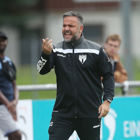 Trainer Evangelios Sbonias Freibg . SGV Freiberg FV Ravensburg . Freiberg, GER,11.09.2021 ,Fussball Oberliga Baden-Württemberg 2021/2022.. *** Coach Evangelios Sbonias Freibg SGV Freiberg Sport FV Ravensburg Freiberg, GER,11 09 2021 ,Football Oberliga Baden Württemberg 2021 2022