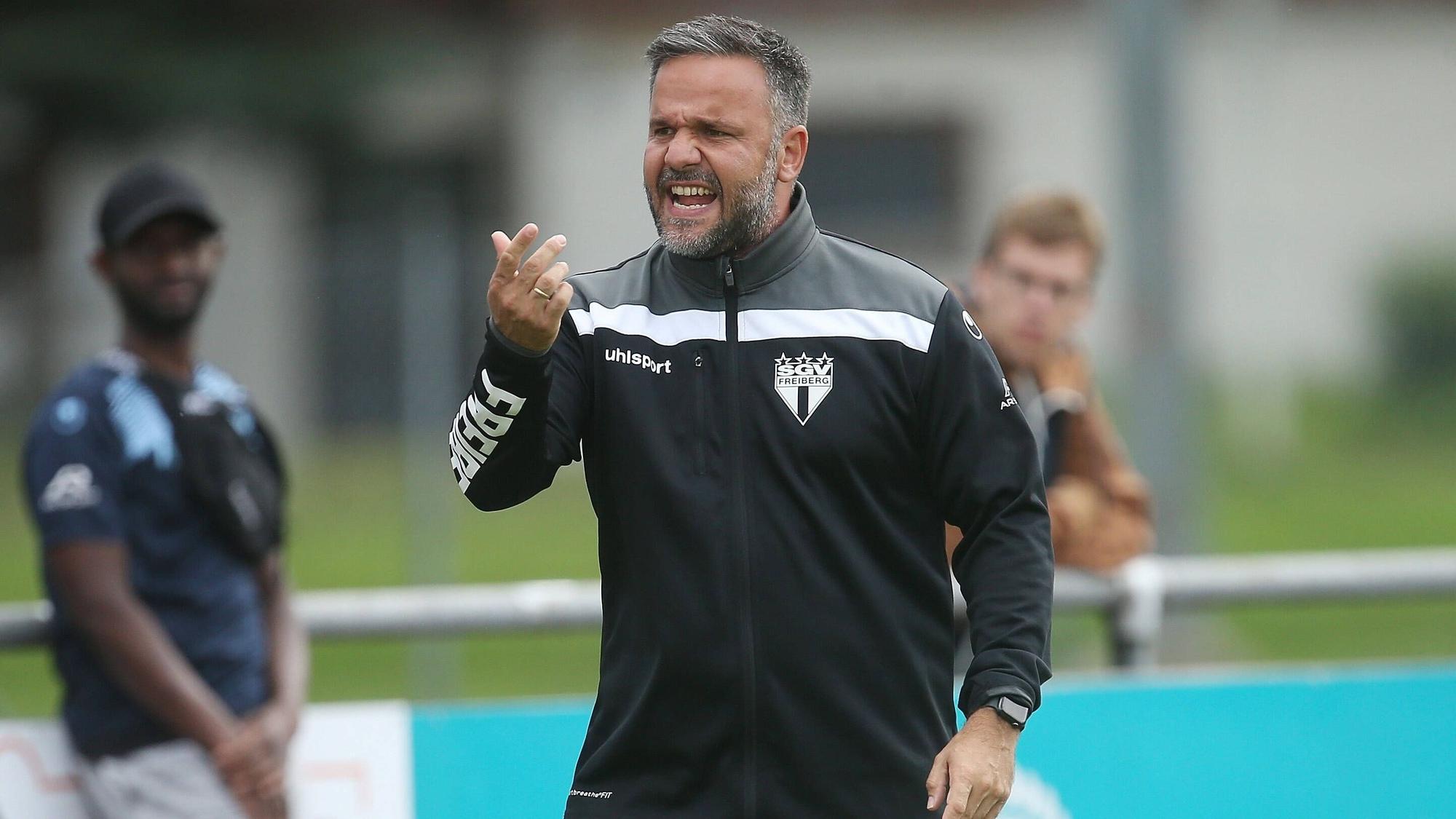 Trainer Evangelios Sbonias Freibg . SGV Freiberg FV Ravensburg . Freiberg, GER,11.09.2021 ,Fussball Oberliga Baden-Württemberg 2021/2022.. *** Coach Evangelios Sbonias Freibg SGV Freiberg Sport FV Ravensburg Freiberg, GER,11 09 2021 ,Football Oberliga Baden Württemberg 2021 2022