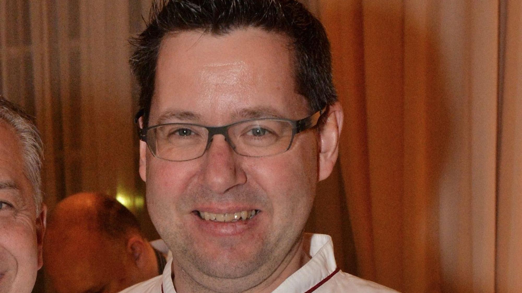 Küchenchef Marcus Graun schaut in die Kamera und lächelt.