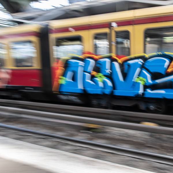 Eine mit einem Graffiti besprühte S-Bahn