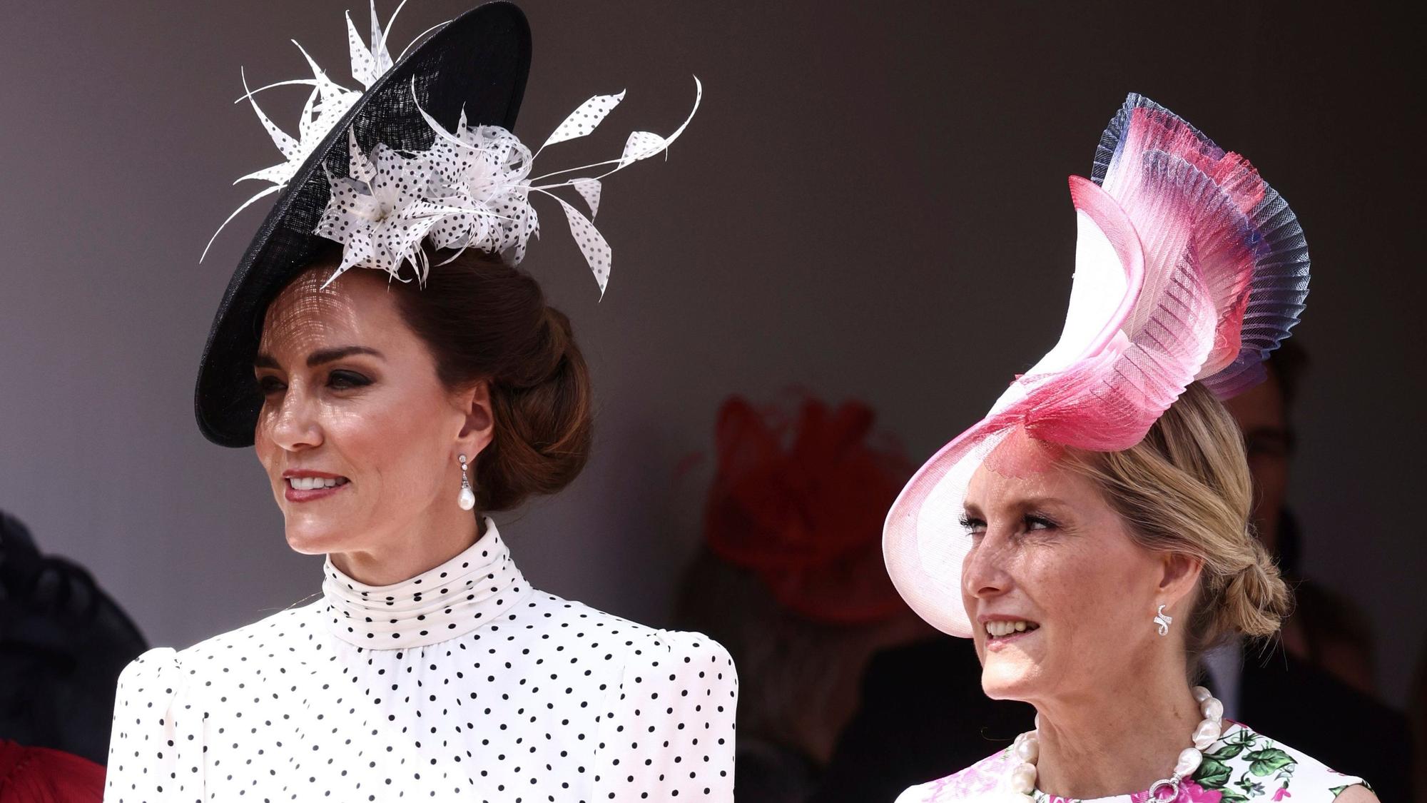 Kate, Prinzessin von Wales (l), und Sophie, Herzogin von Edinburgh (r), treffen in der St. George's Chapel ein.