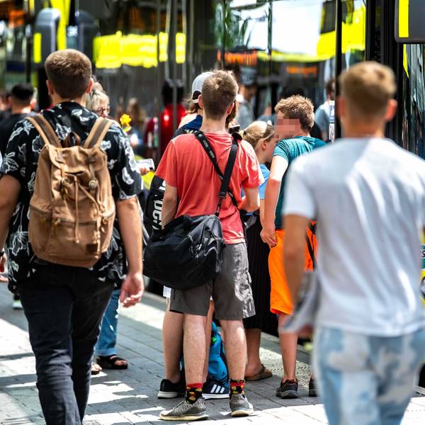 Schülerinnen und Schüler am Bus.