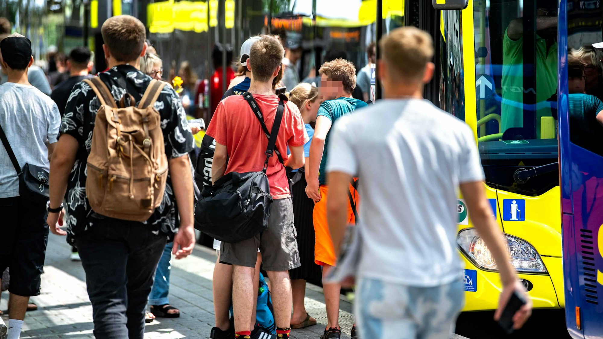 Schülerinnen und Schüler am Bus.
