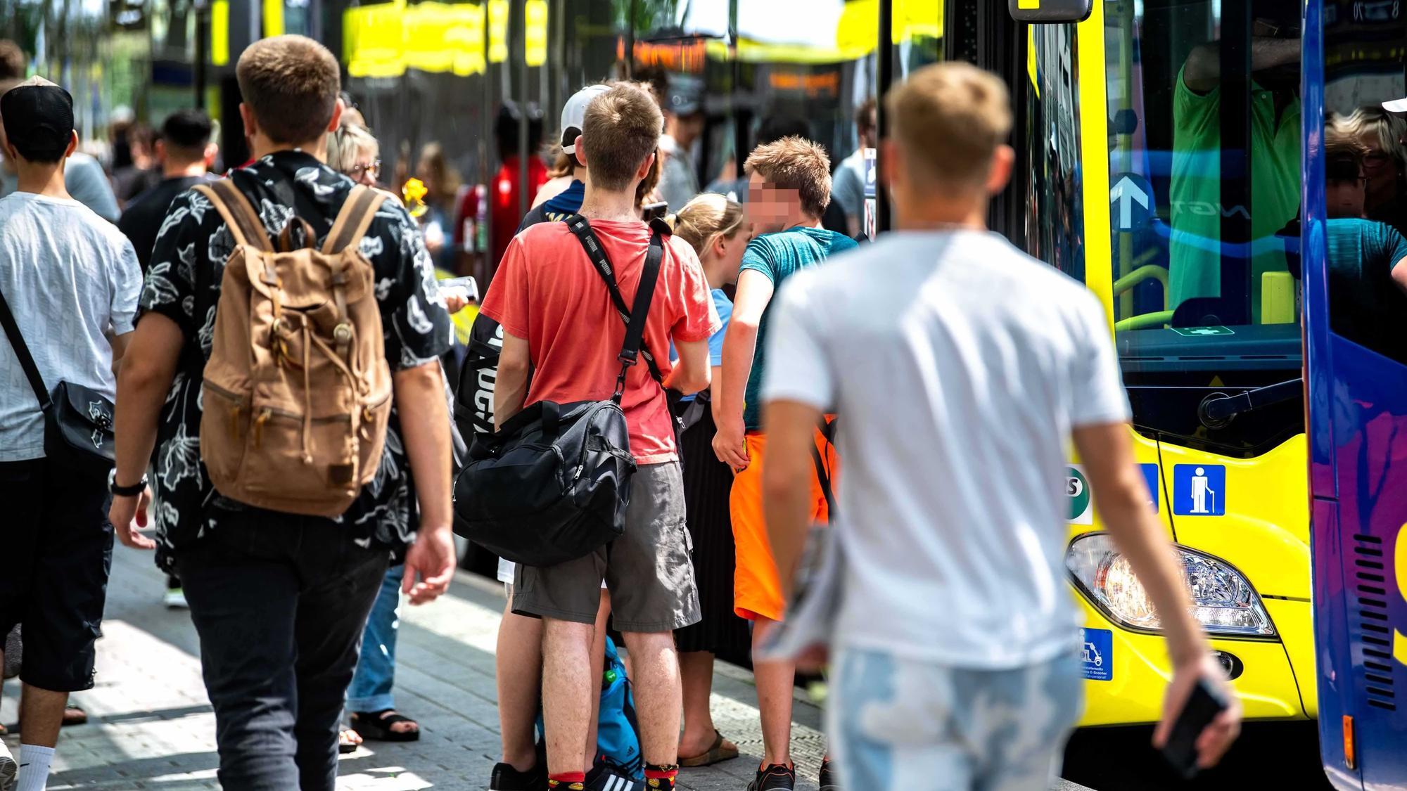 Schülerinnen und Schüler am Bus.