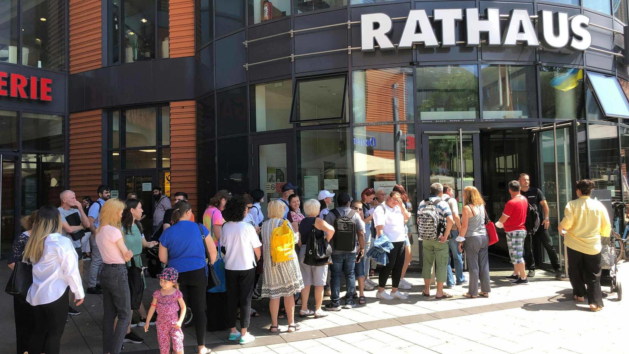 Warteschlange vor dem Rathaus