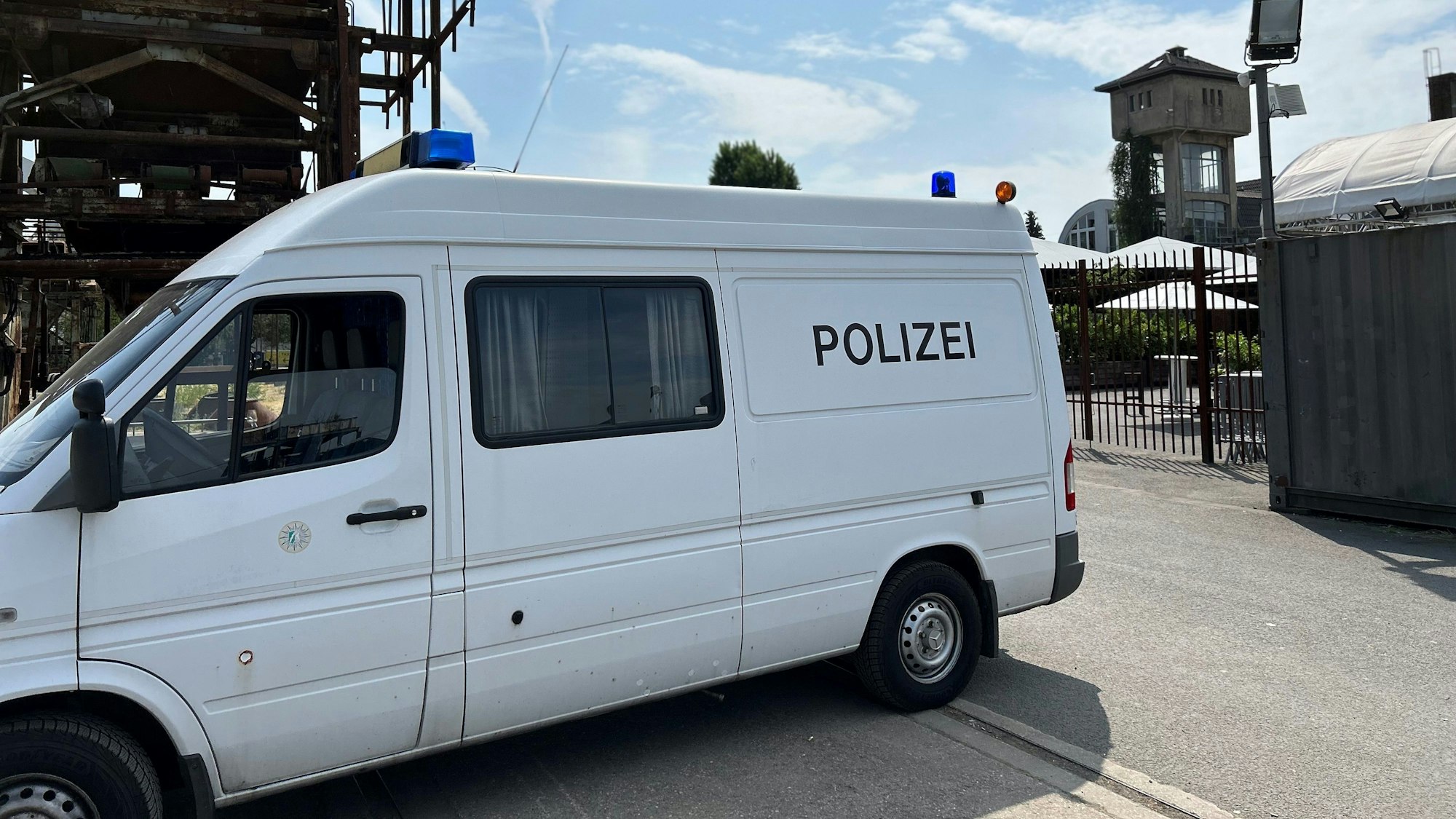 Ein Fahrzeug der Spurensicherung am Sonntagmittag vor dem Eingangsbereich zur Halle Tor 2