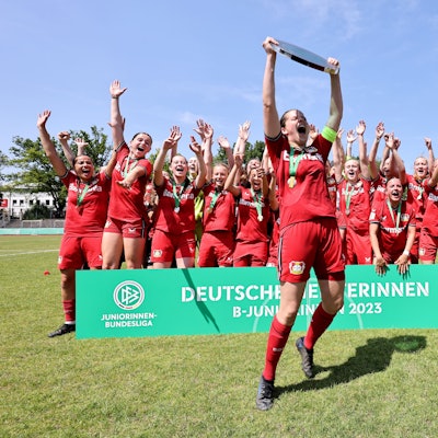 Kapitänin Sina Frank präsentiert unter dem Jubel ihrer Teamkolleginnen die Meistertrophäe.