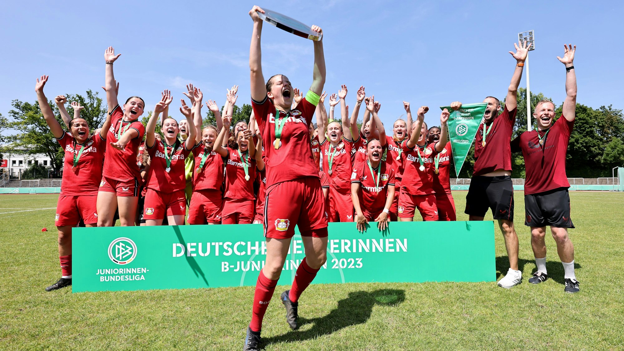 Kapitänin Sina Frank präsentiert unter dem Jubel ihrer Teamkolleginnen die Meistertrophäe.
