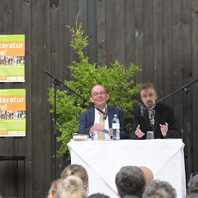 Denis Scheck und T. C: Boyle sitzen auf der Bühne.