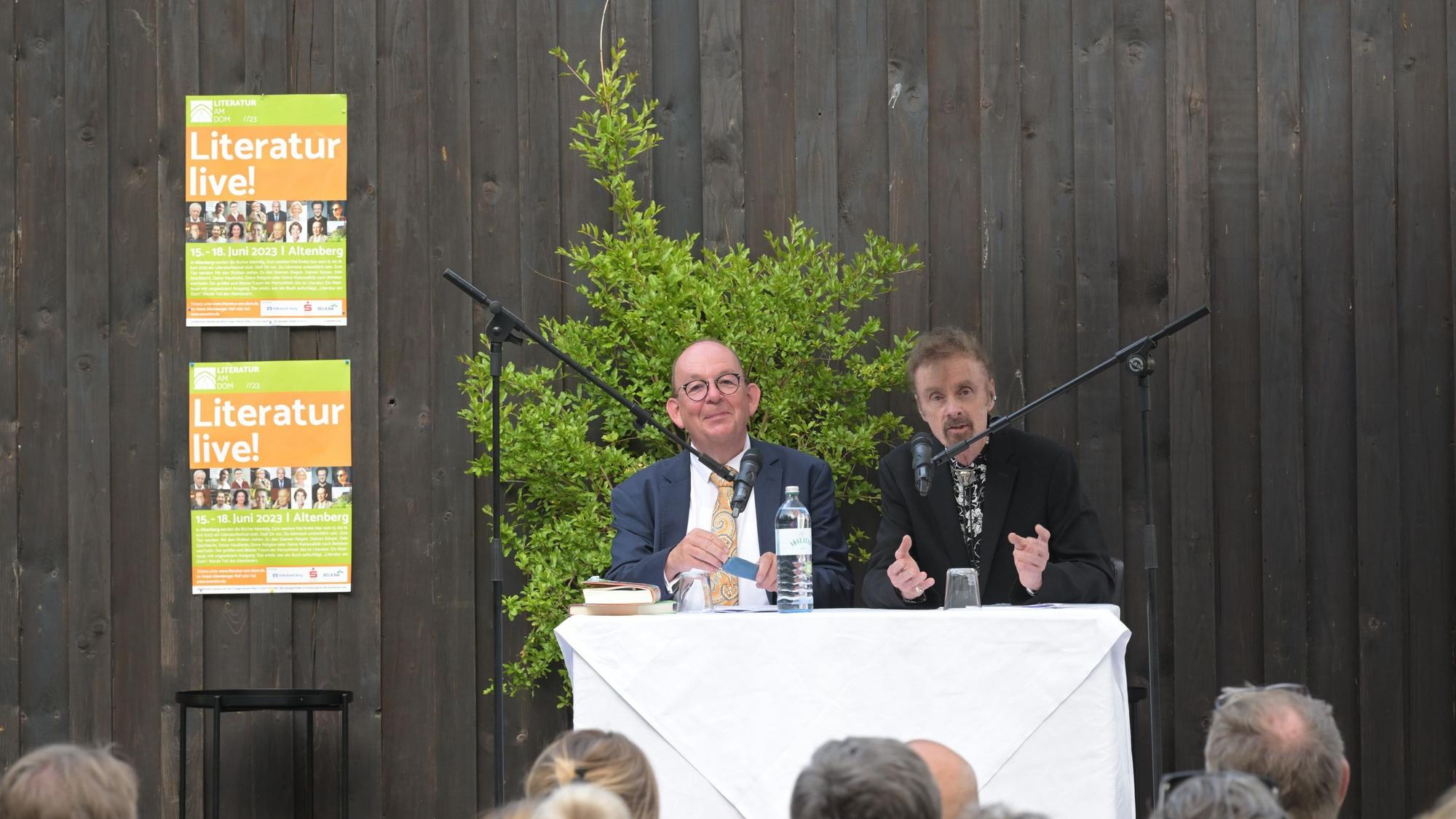 Denis Scheck und T. C: Boyle sitzen auf der Bühne.