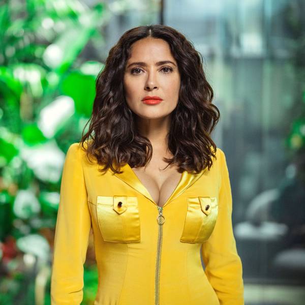 Salma Hayek schaut sehr entschlossen.