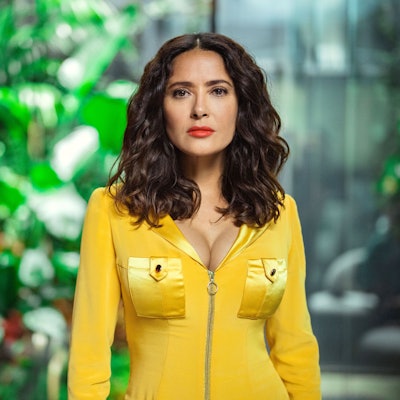 Salma Hayek schaut sehr entschlossen.