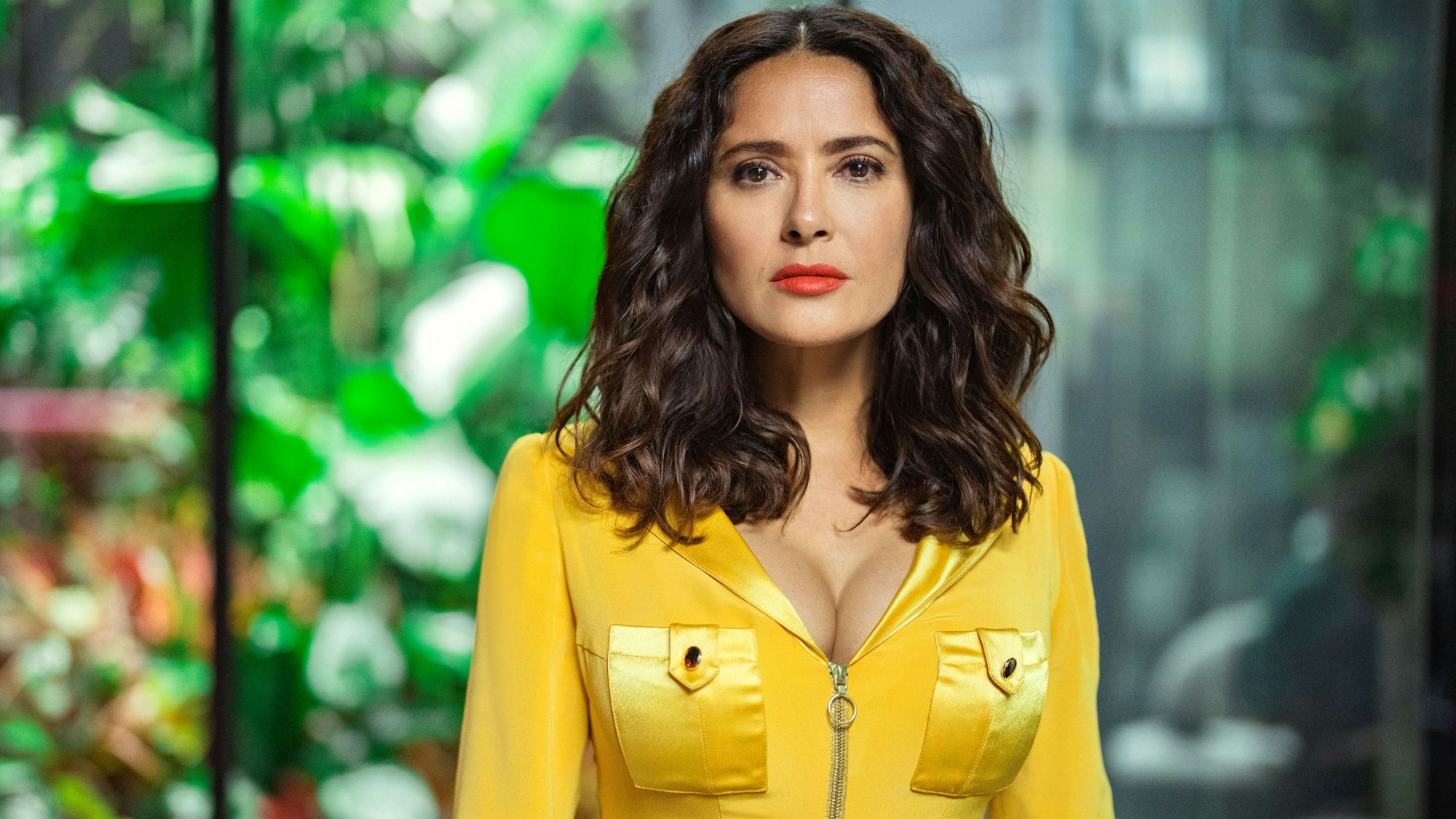 Salma Hayek schaut sehr entschlossen.