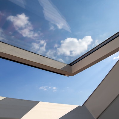 Ein geöffnetes Dachgeschossfenster.