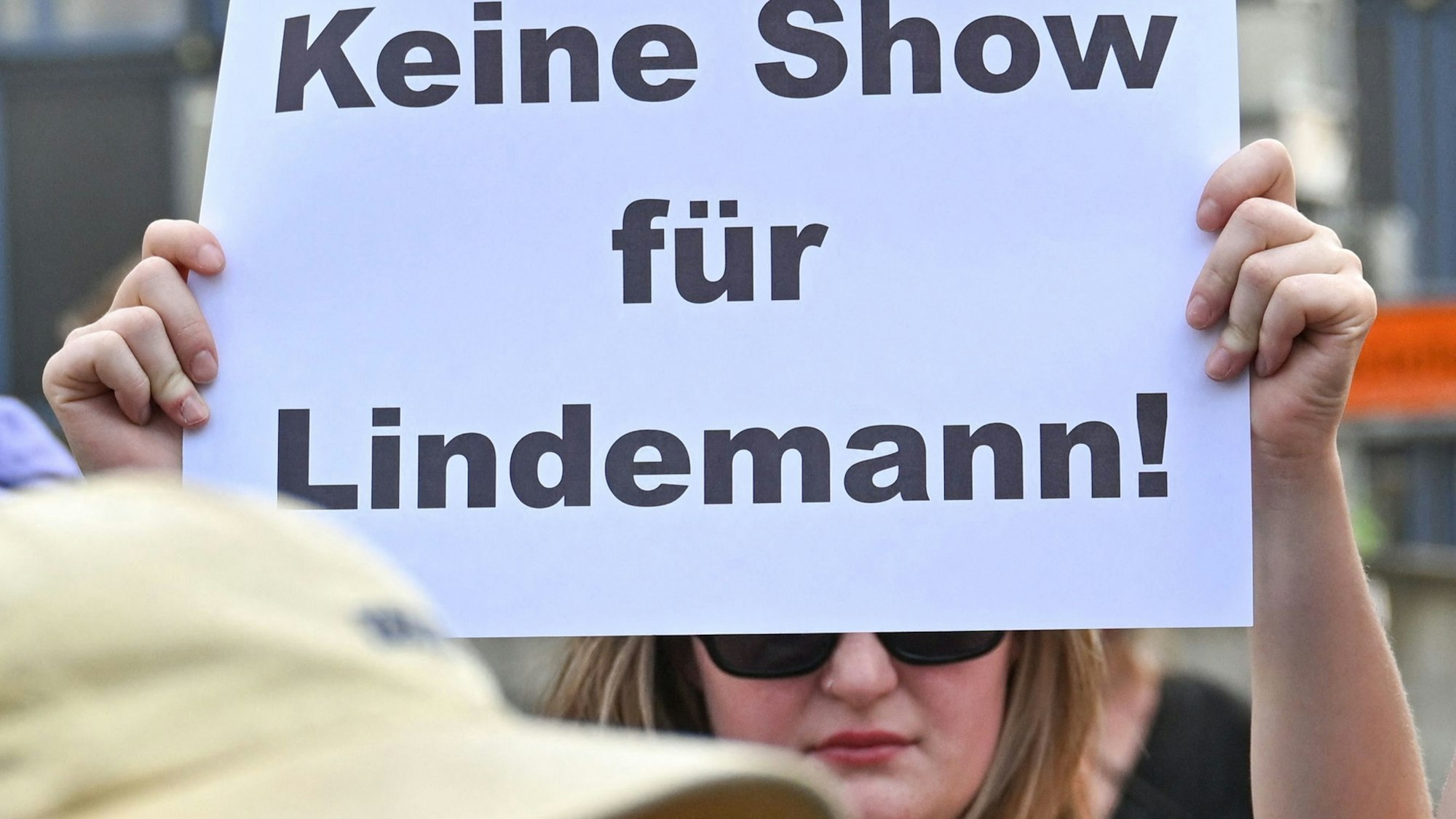 Protest gegen Rammstein im Juni nach dem Bekanntwerden der Vorwürfe gegen Sänger Till Lindemann