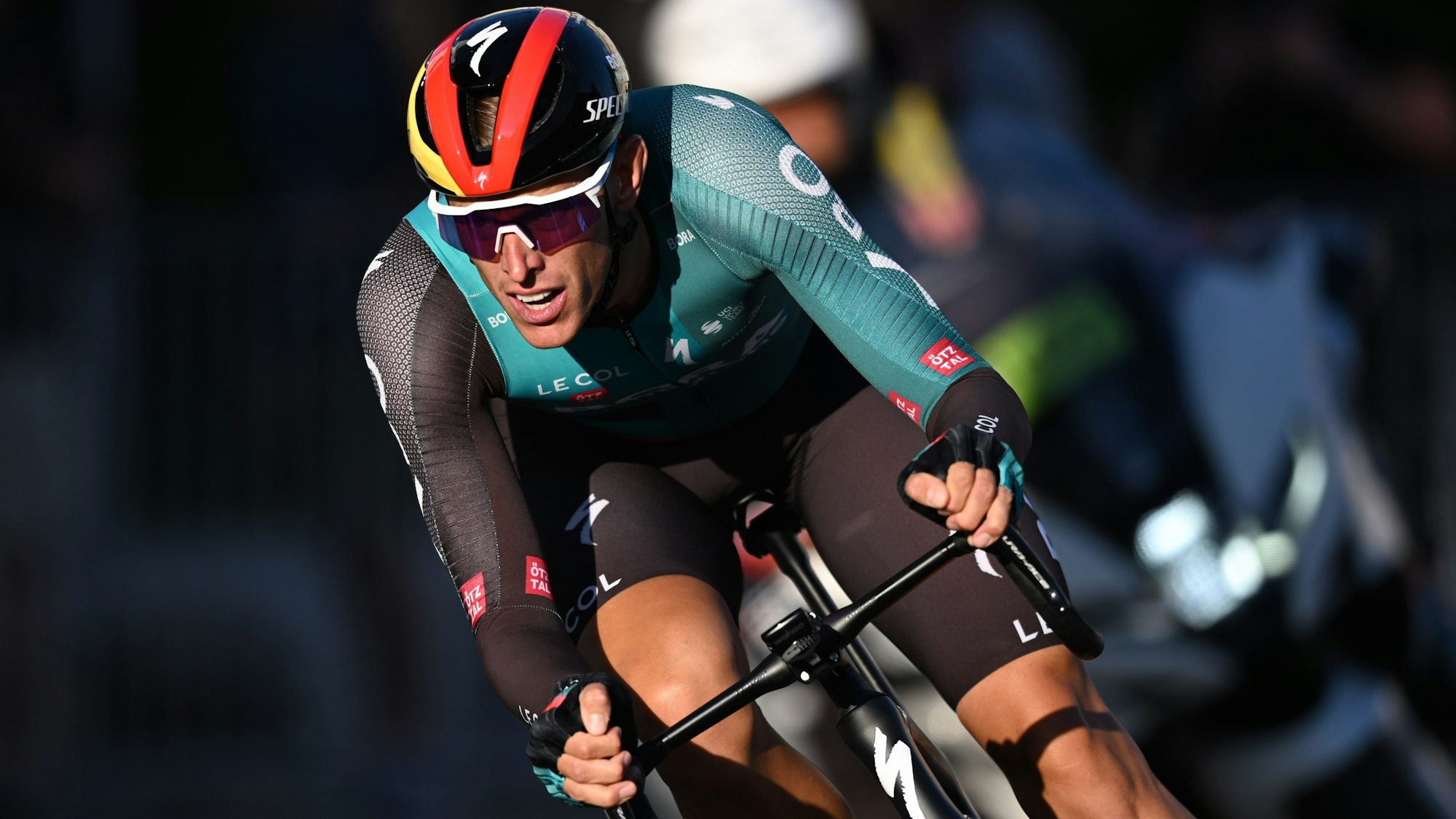 Nils Politt sitzt auf einem Fahrrad, tritt in die Pedale.