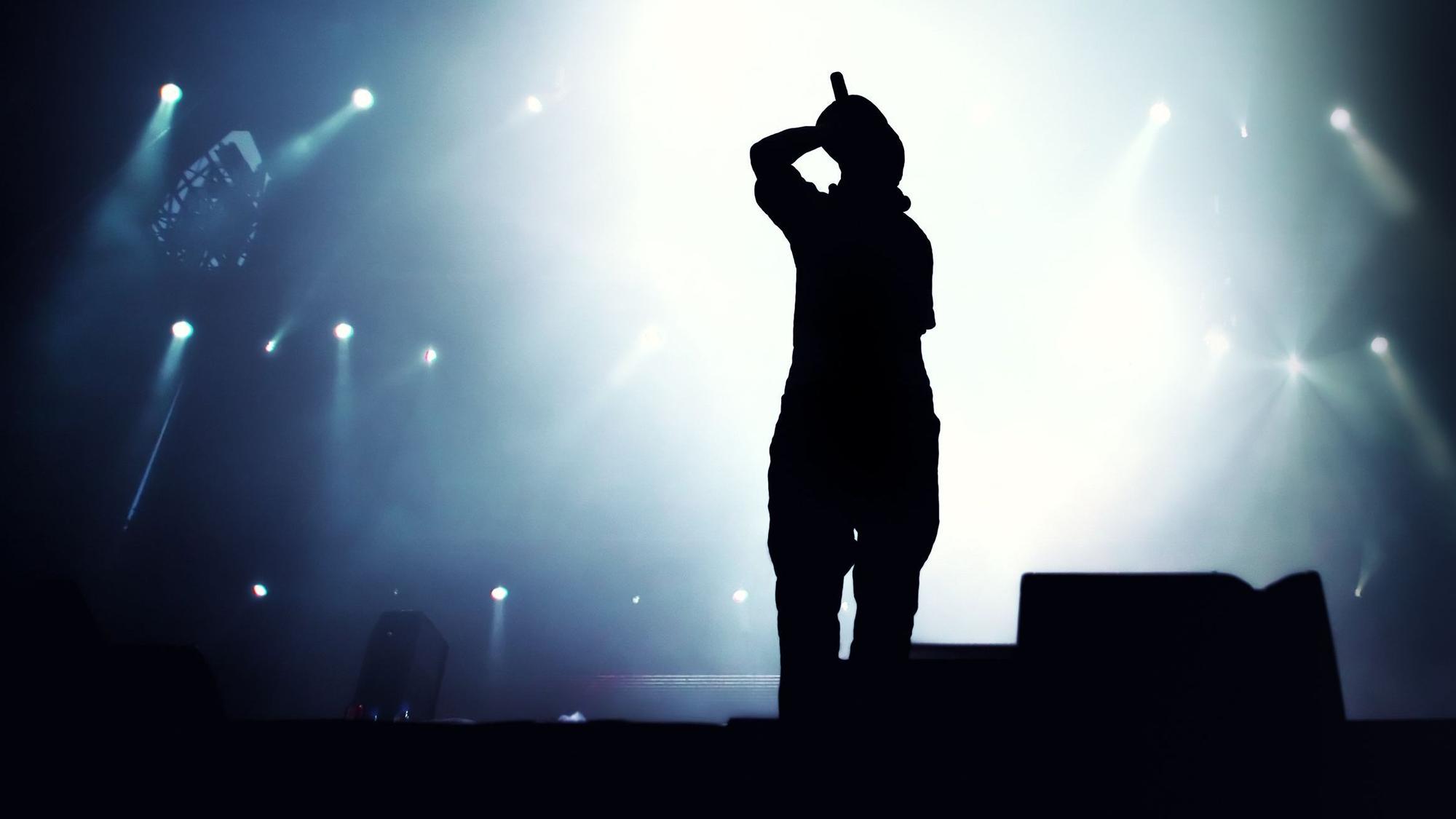 Rapper auf der Bühne.
