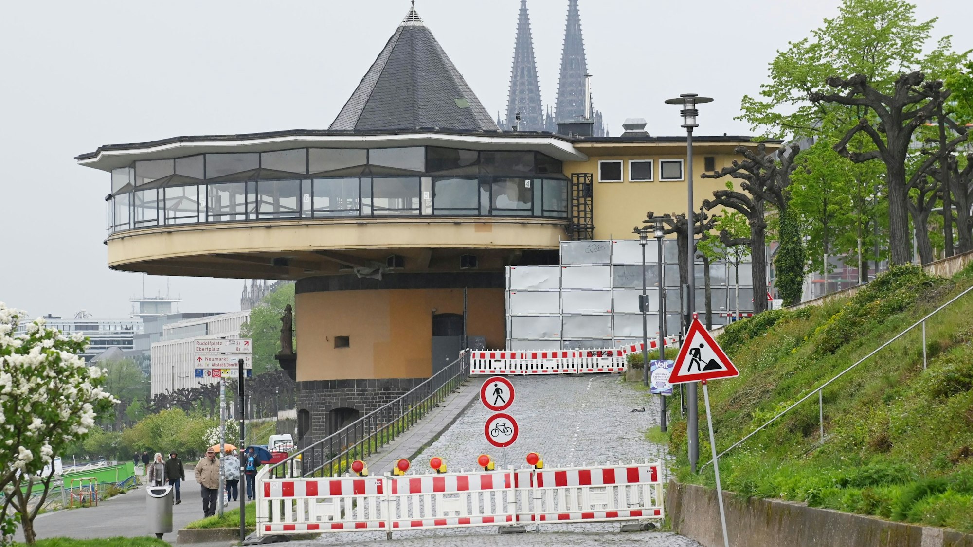 26.04.2022 Köln.
Der Busparkplatz an der Bastei ist gesperrt.