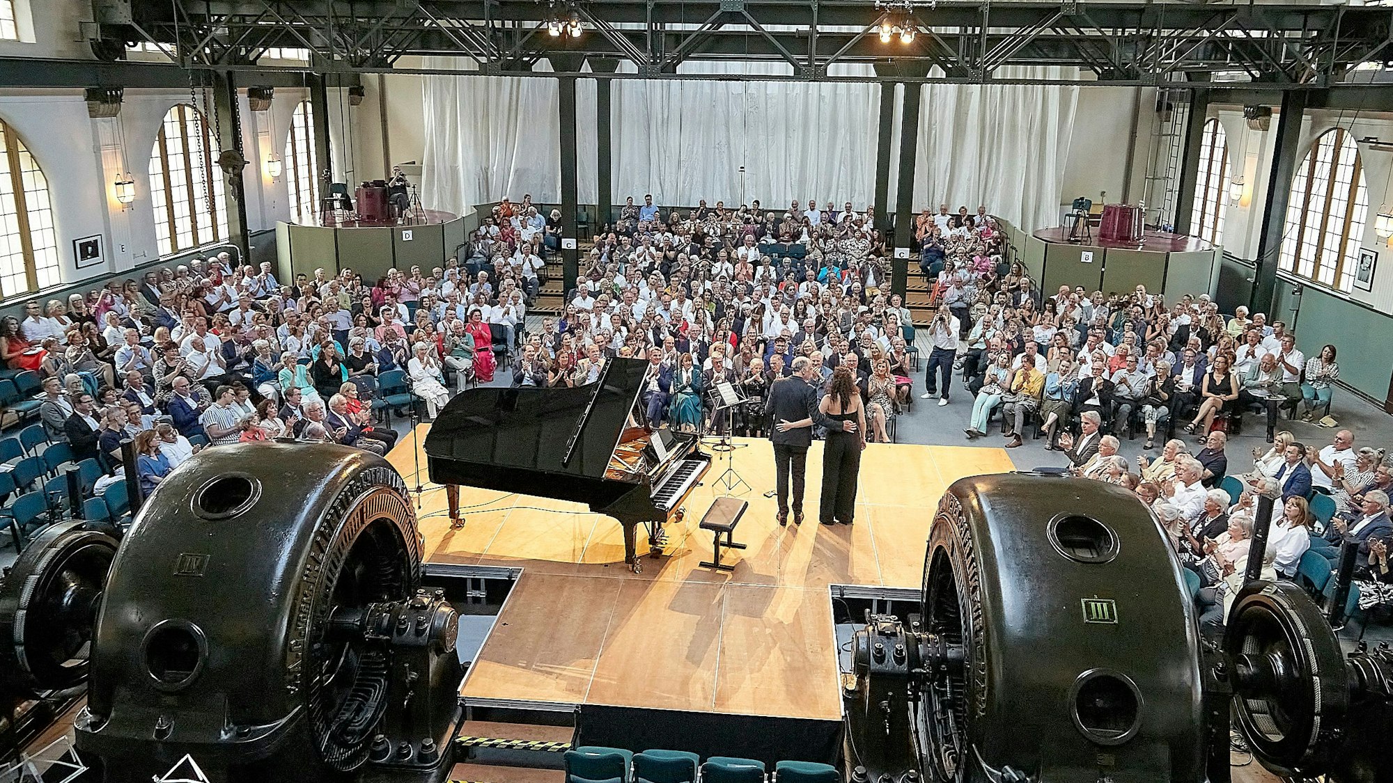 Das Foto zeigt eine Konzertszene im Jugendstilkraftwerk.