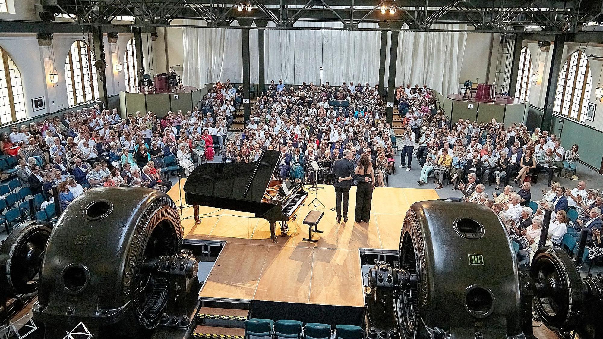 Das Bild zeigt eine Totale der Veranstaltungshalle mit Künstlern und Publikum in Heimbach.
