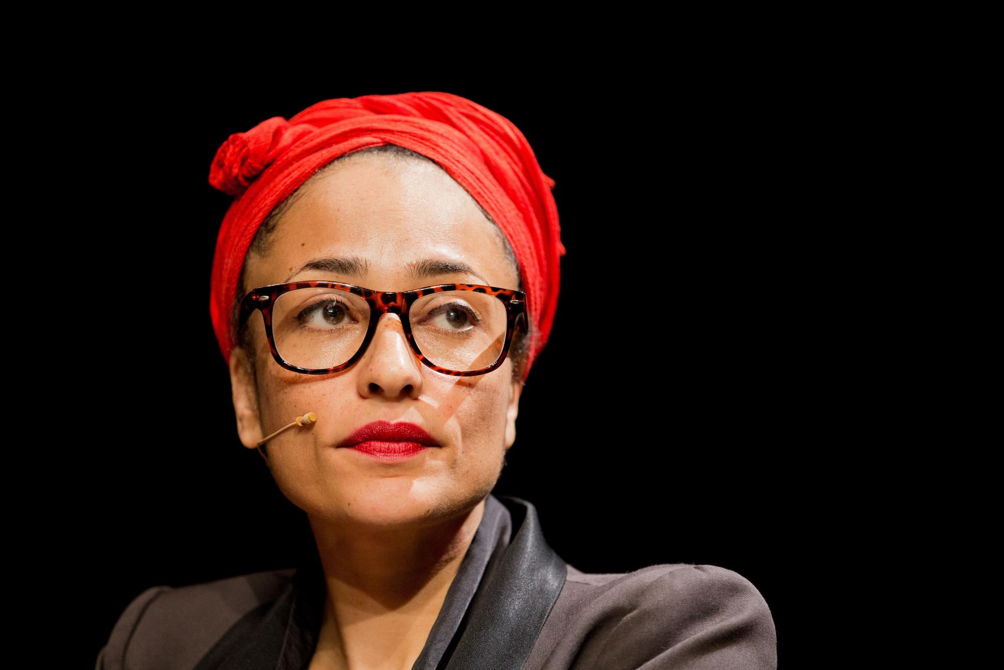Die britische Autorin Zadie Smith sitzt am 14.03.2014 im Rahmen des Literaturfestivals lit.Cologne in Köln (Nordrhein-Westfalen) auf der Bühne, wo sie aus ihrem Buch "London NW" liest. Sie trägt ein rotes Kopftuch.