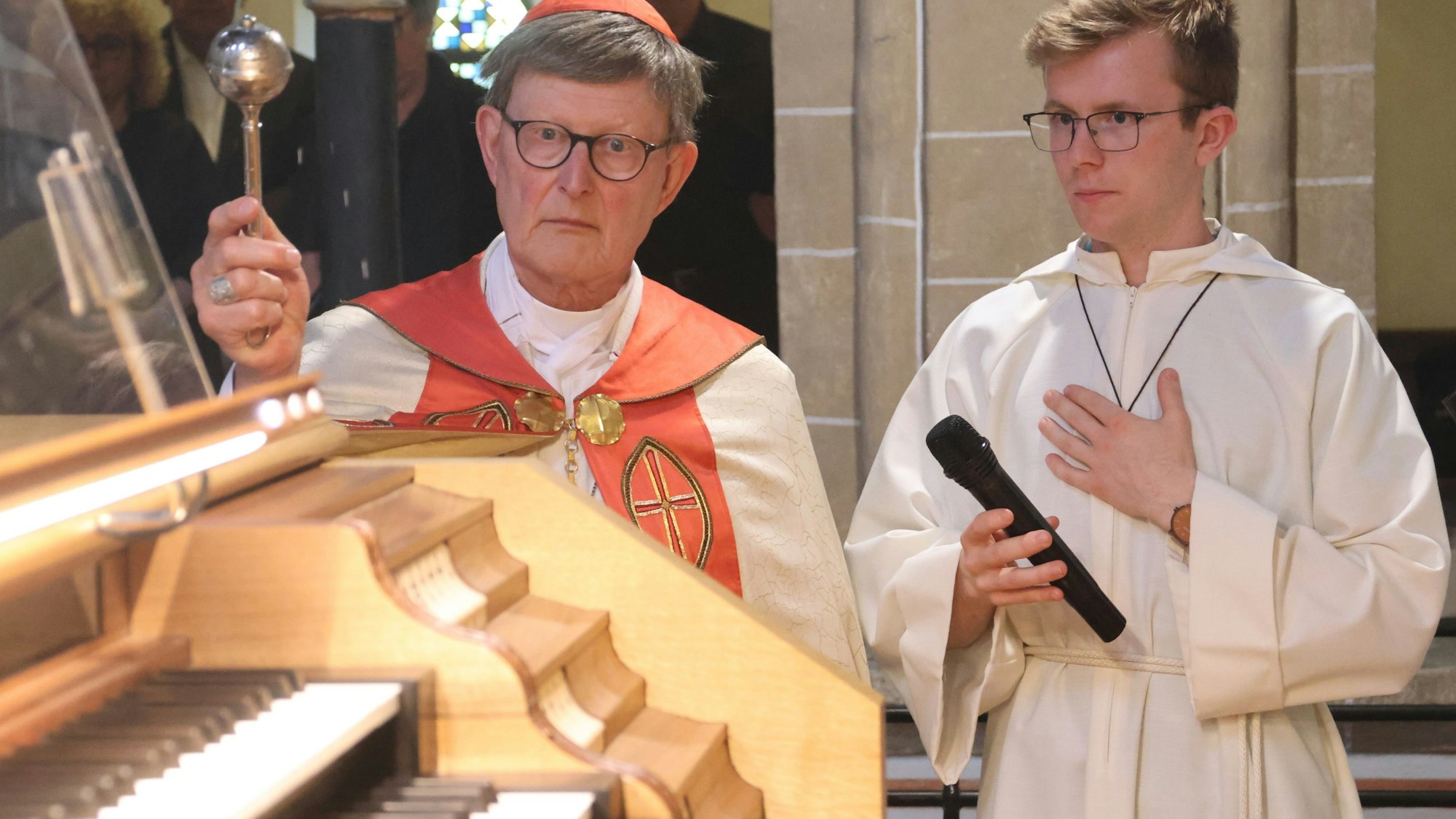 Rainer Maria Kardinal Woelki an der neuen Orgel.