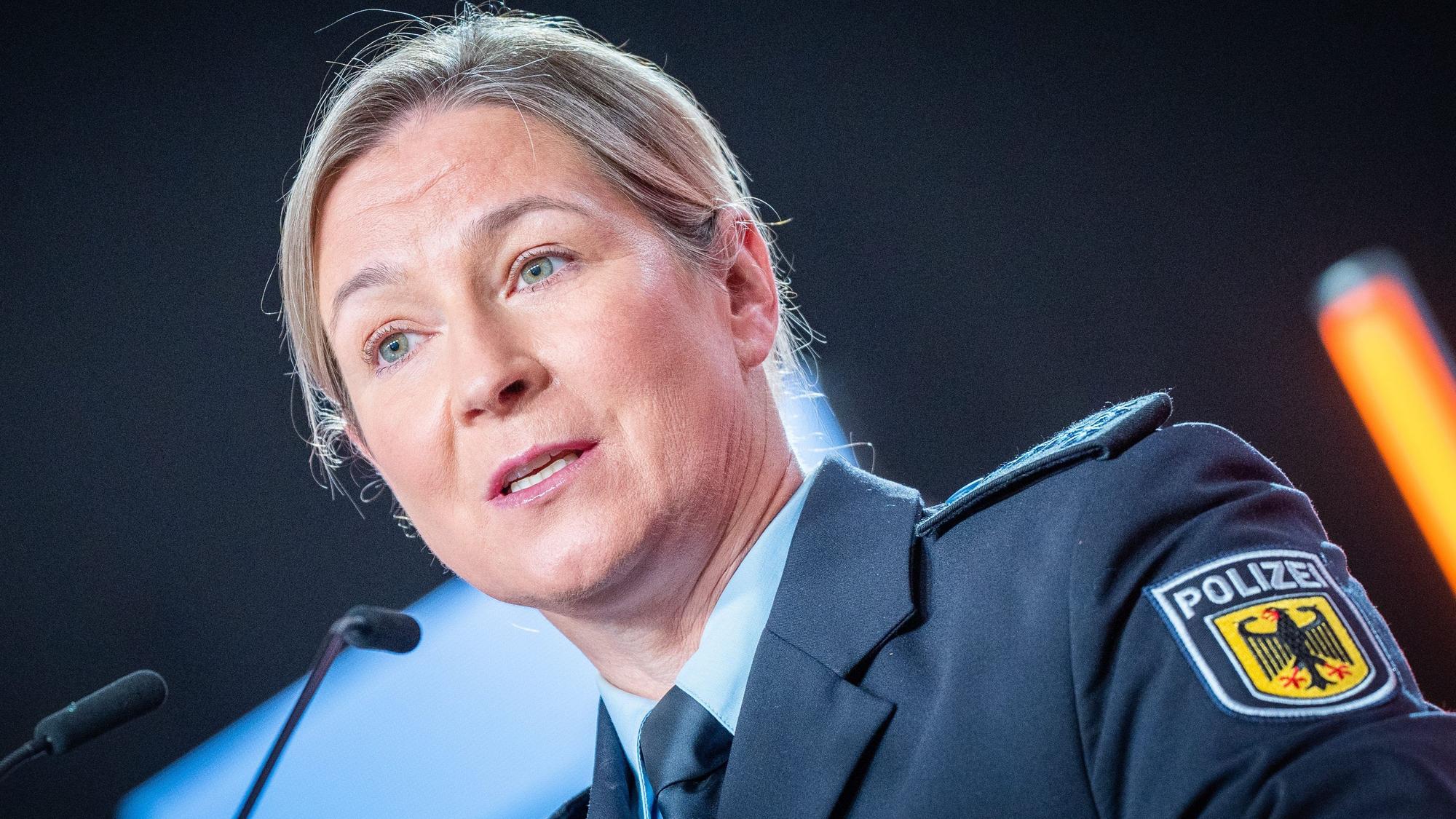 Claudia Pechstein, Olympiasiegerin im Eisschnelllauf, spricht in ihrer Uniform als Bundespolizistin beim CDU-Grundsatzkonvent. (Archivbild)