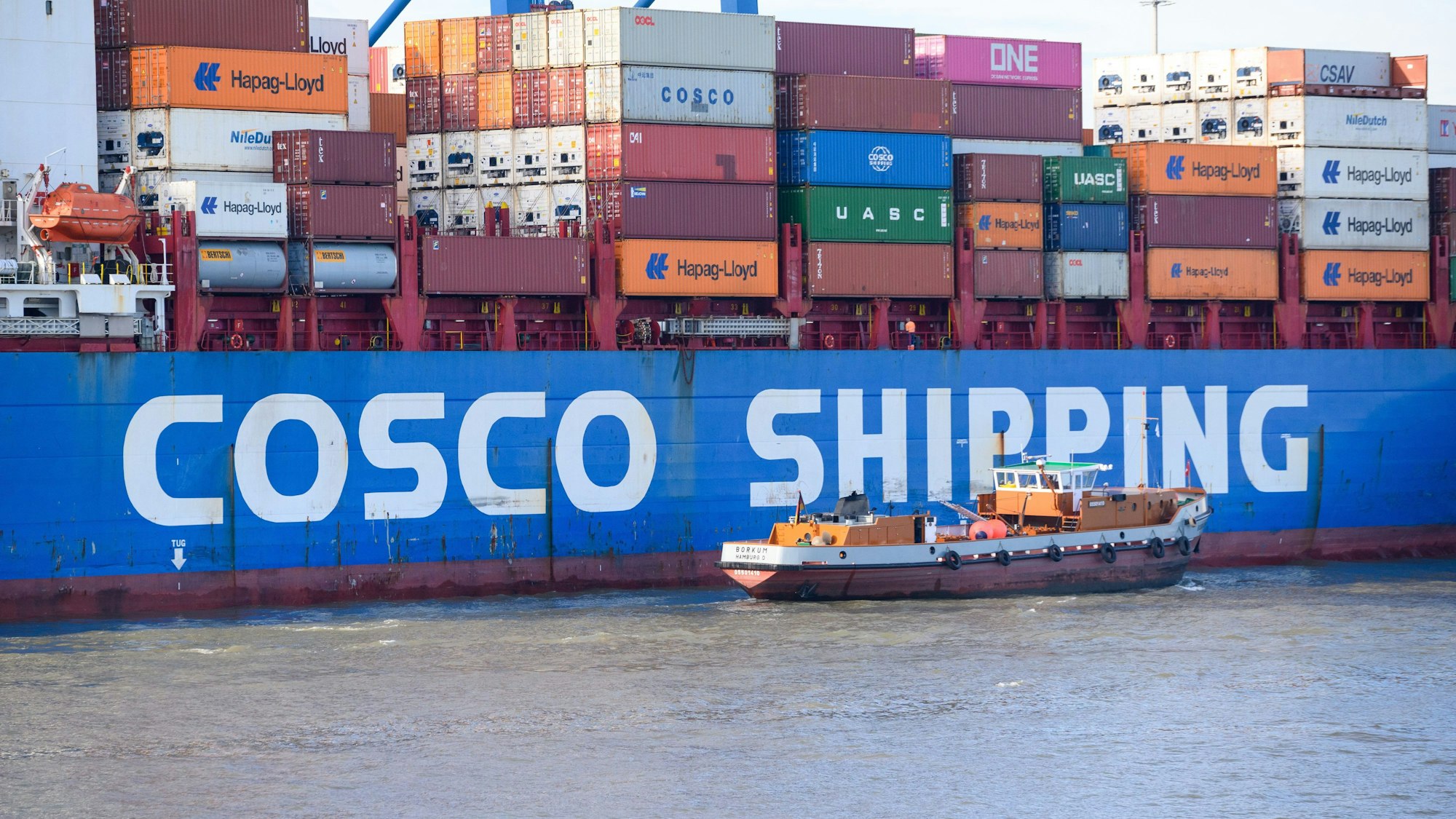 Das Containerschiff ‚Xin Lian Yun Gang‘ der Reederei Cosco Shipping liegt am Containerterminal Tollerort.