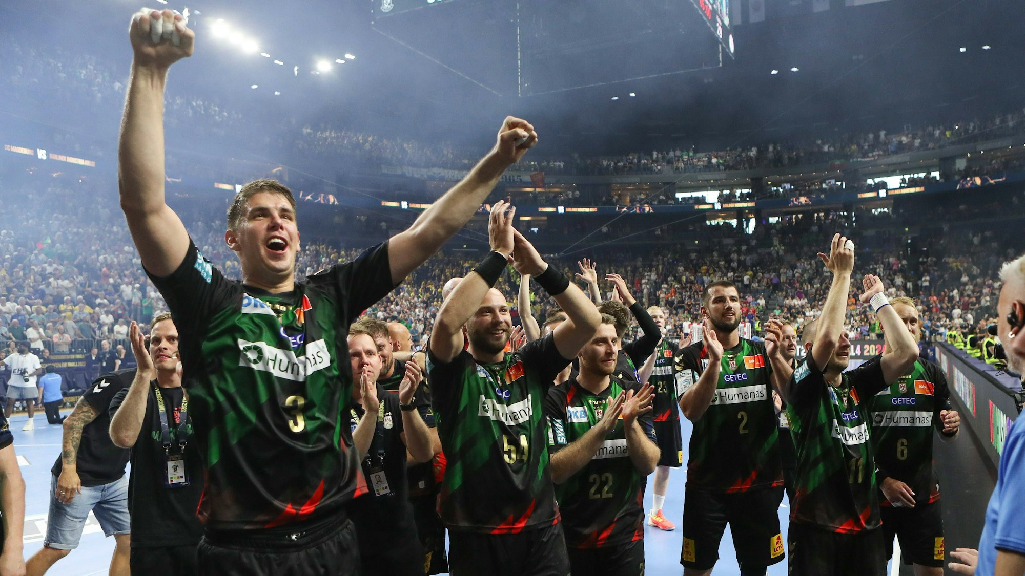 Jubel, Freude, Ausgelassenheit: Das Team des SC Magdeburg nach der Schlusssirene in Köln.