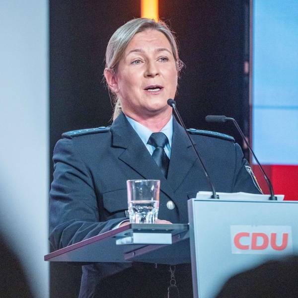 Claudia Pechstein, Olympiasiegerin im Eissschnelllauf, spricht in ihrer Uniform als Bundespolizistin beim CDU-Grundsatzkonvent.