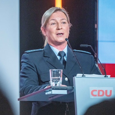 Claudia Pechstein, Olympiasiegerin im Eissschnelllauf, spricht in ihrer Uniform als Bundespolizistin beim CDU-Grundsatzkonvent.