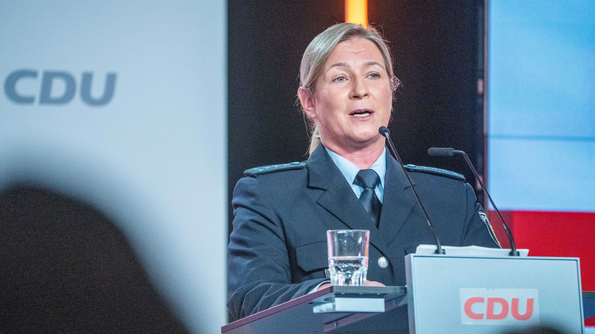 17. Juni 2023, Berlin: Claudia Pechstein, Olympiasiegerin im Eissschnelllauf, spricht in ihrer Uniform als Bundespolizistin beim CDU-Grundsatzkonvent.