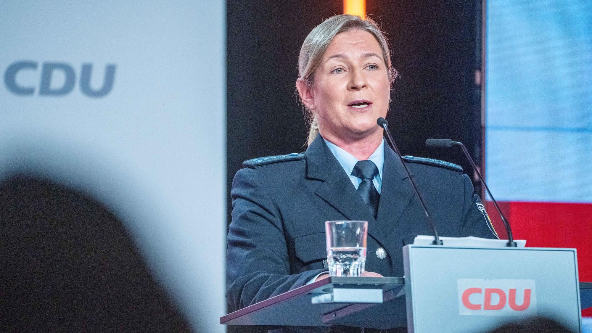 Claudia Pechstein, Olympiasiegerin im Eissschnelllauf, spricht in ihrer Uniform als Bundespolizistin beim CDU-Grundsatzkonvent.