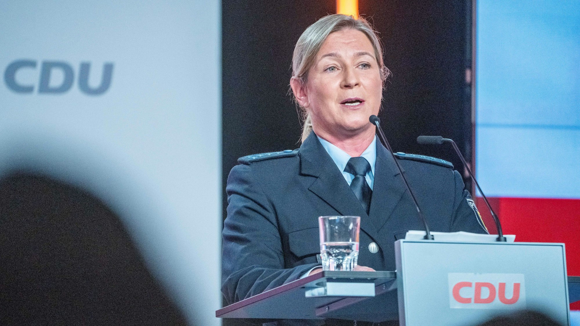 Claudia Pechstein, Olympiasiegerin im Eissschnelllauf, spricht in ihrer Uniform als Bundespolizistin beim CDU-Grundsatzkonvent.