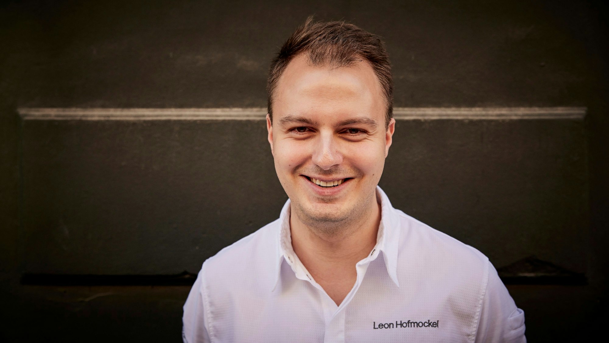 Leon Hofmockel schaut in die Kamera.