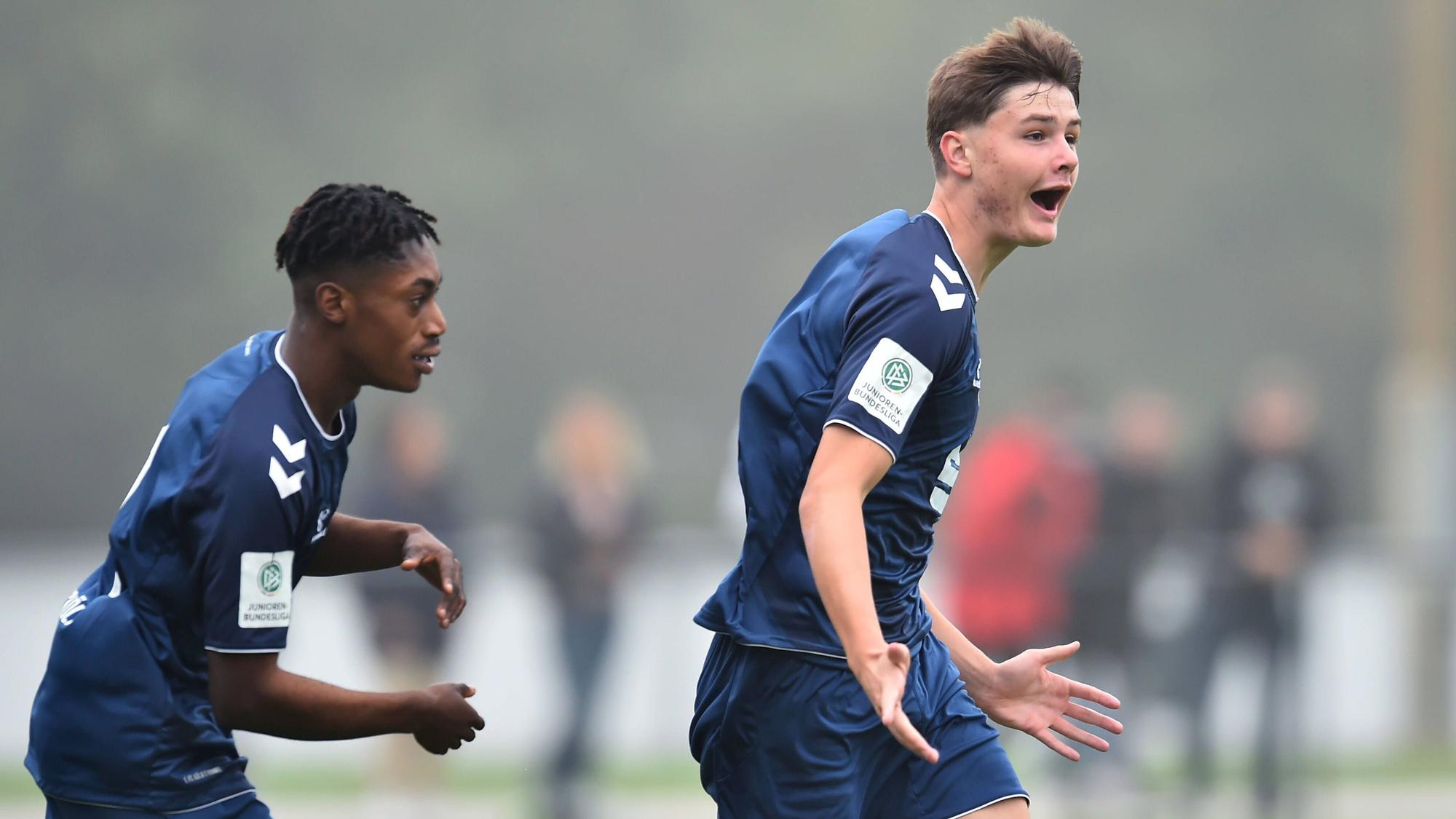 Fußball DFB-A-Junioren-Vereinspokal Saison 2022/2023 1. Runde: Rot-Weiss Essen - 1. FC Köln am 11.09.2022 an der BSA Seumannstraße in Essen Torjubel zum 0:1 durch Jana Cuber Potocnik 1. FC Köln U19 , rechts - Justin Diehl 1. FC Köln U19 , links DFB regulations prohibit any use of photographs as image sequences and/or quasi-video. Nordrhein-Westfalen Deutschland *** Soccer DFB A Junior Club Cup Season 2022 2023 1 Round Rot Weiss Essen 1 FC Köln on 11 09 2022 at the BSA Seumannstraße in Essen Goal celebration to 0 1 by Jana Cuber Potocnik 1 FC Köln U19 , right Justin Diehl 1 FC Köln U19 , left DFB regulations prohibit any use of photographs as image sequences and or quasi video Nordrhein Westfalen Germany