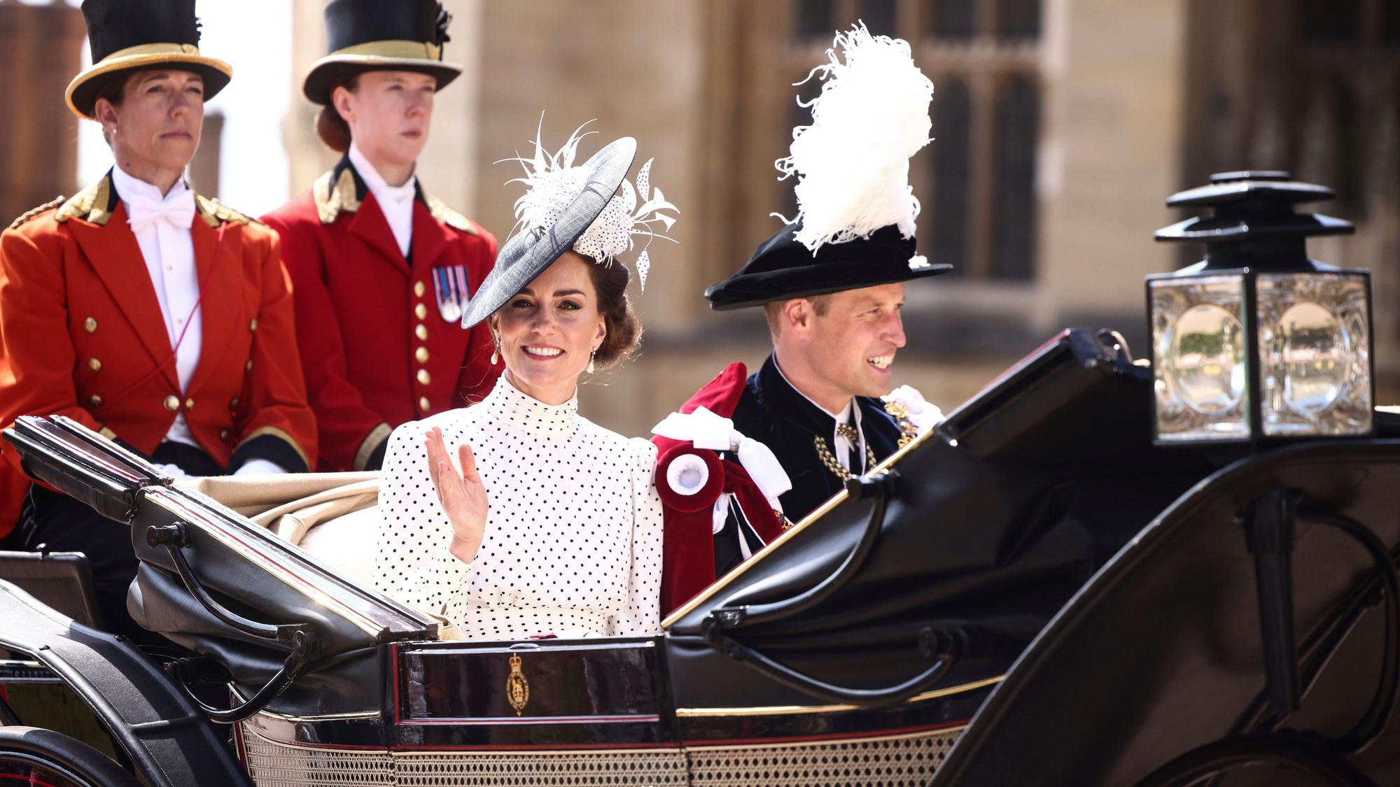 Prinzessin Kate und Prinz William sitzen in einer Kutsche.