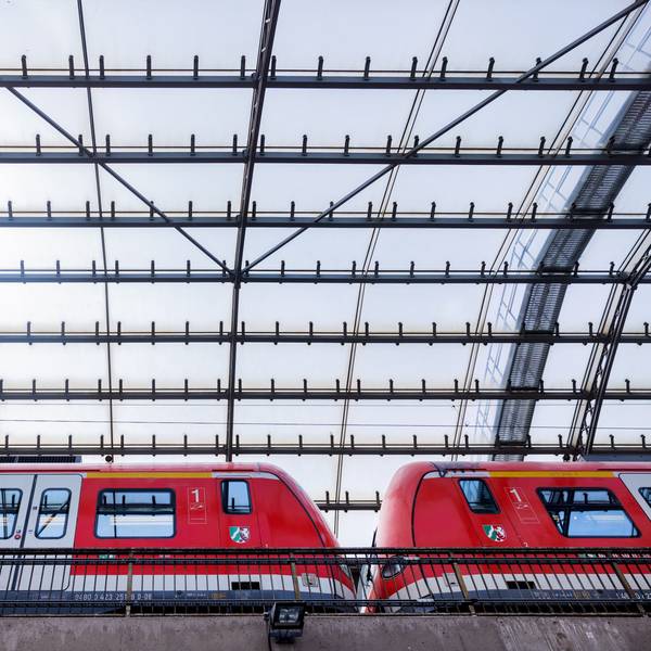Eine Regionalbahn der Deutschen Bahn verlässt den Kölner Hauptbahnhof.
