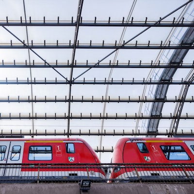 Eine Regionalbahn der Deutschen Bahn verlässt den Kölner Hauptbahnhof.