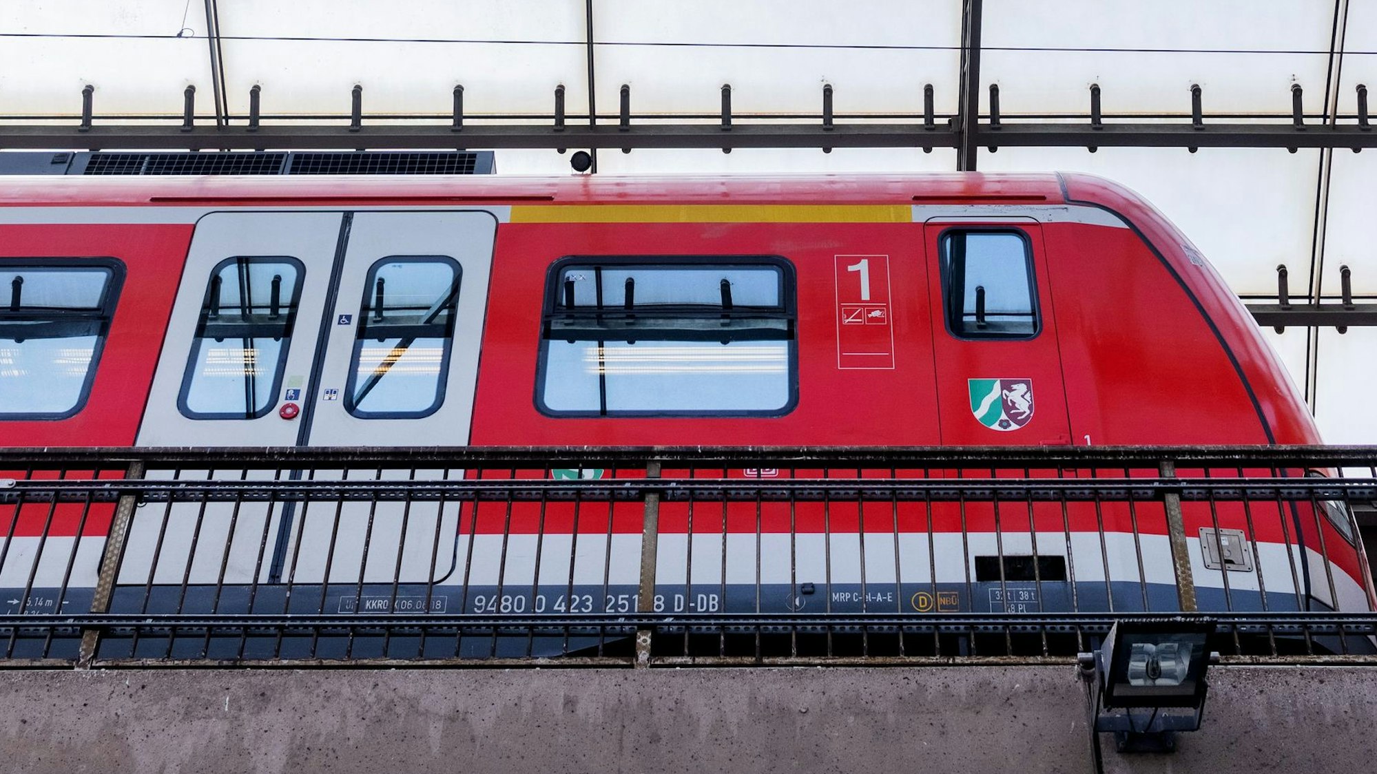 Blick auf eine Regionalbahn der Deutschen Bahn (DB), die den Kölner Hauptbahnhof verlässt.