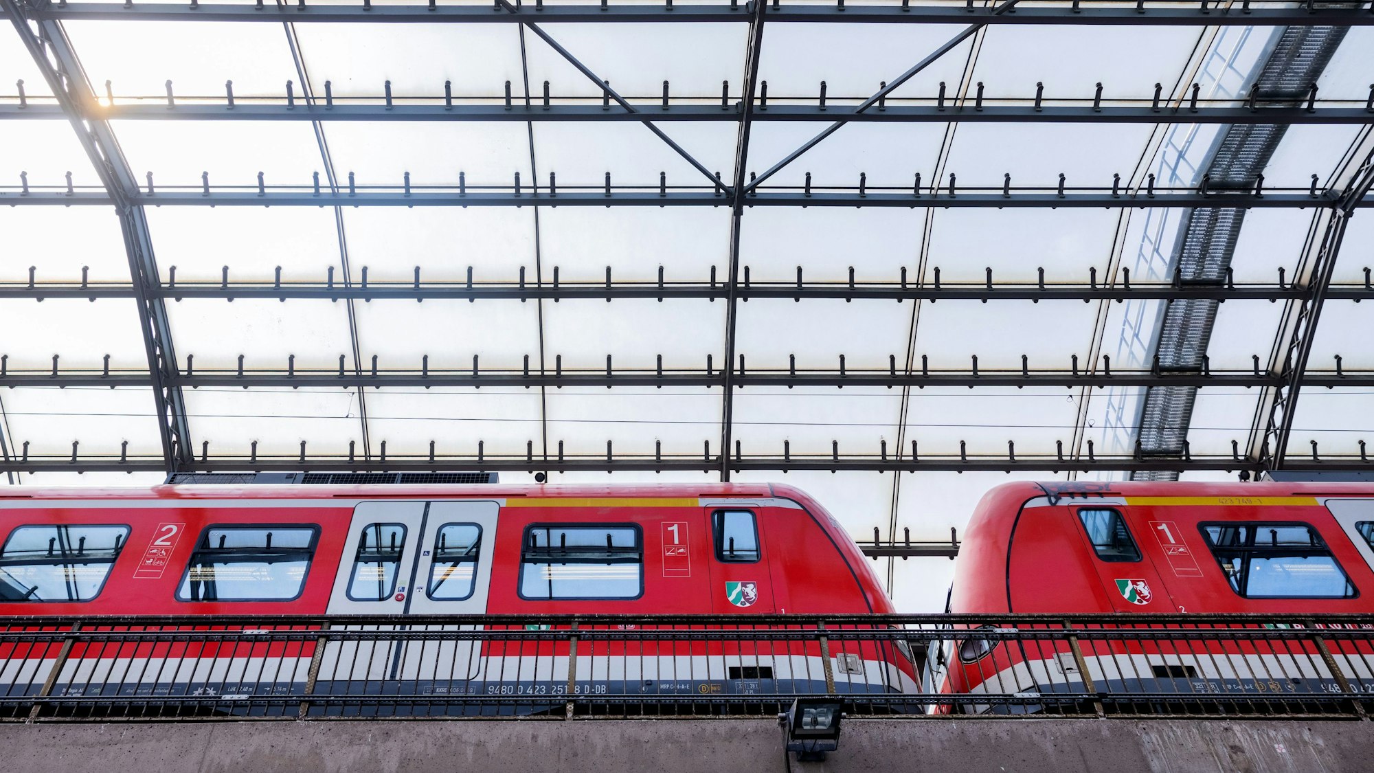 Eine Regionalbahn der Deutschen Bahn verlässt den Kölner Hauptbahnhof.