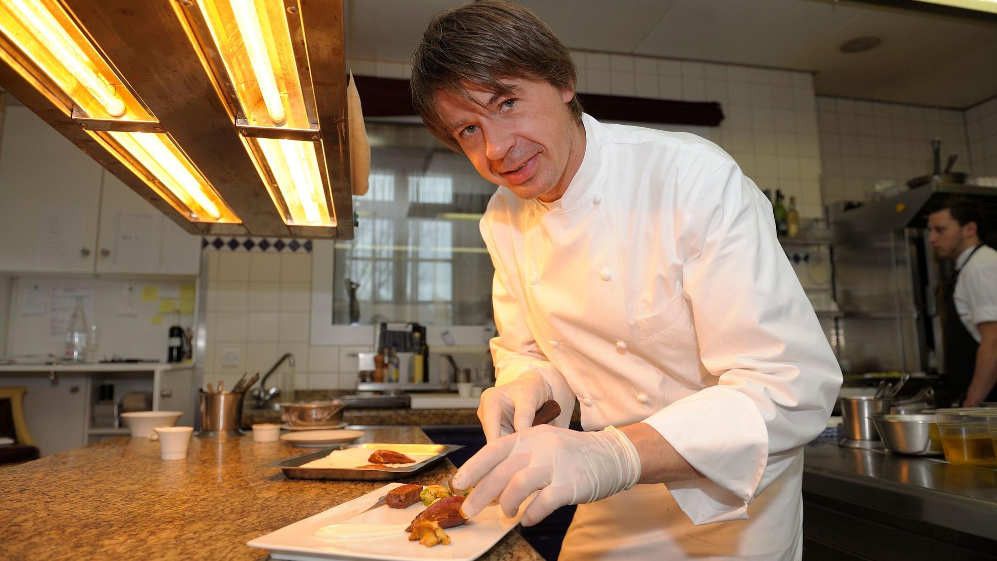 Joachim Wissler richtet ein Gericht an.