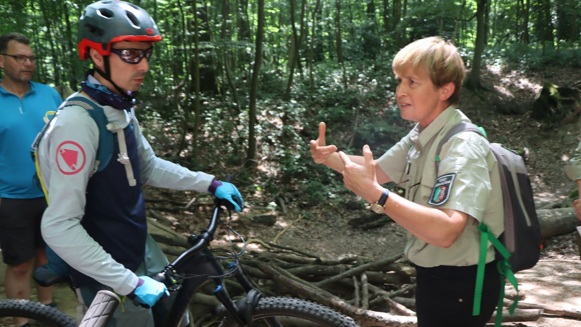 Behördenvertreter und Biker im Königsdorfer Forst