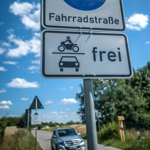 Ein Straßenschild mit „Fahrradstraße“ und „frei“ für Motorräder und Autos.